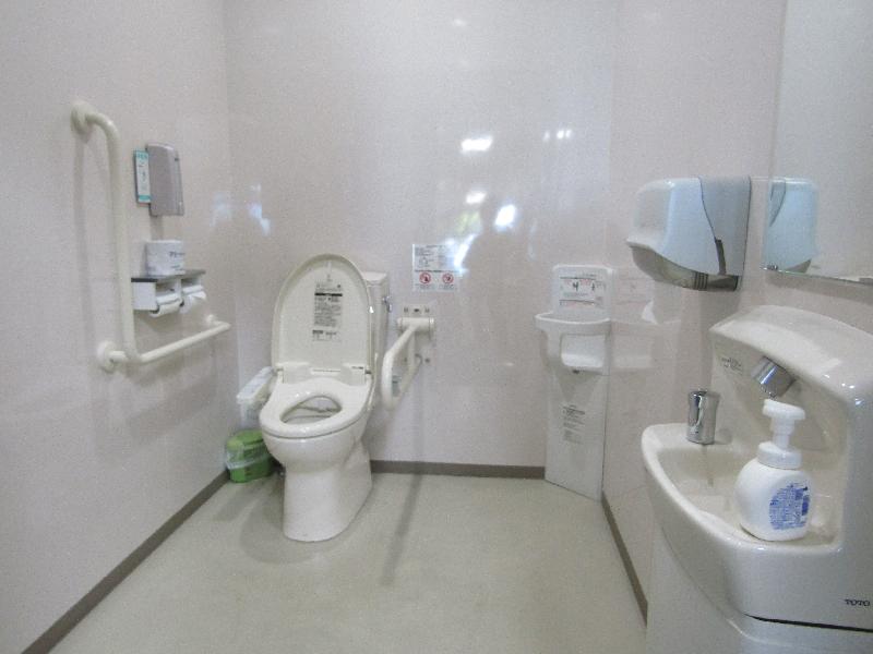 多機能トイレ内部（1階ロビー奥）