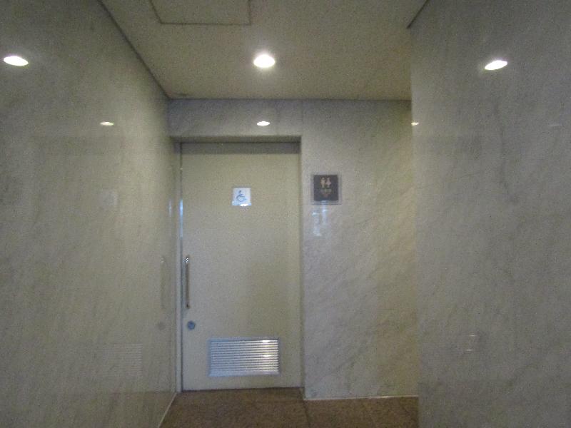 多機能トイレ入口（本館1階）