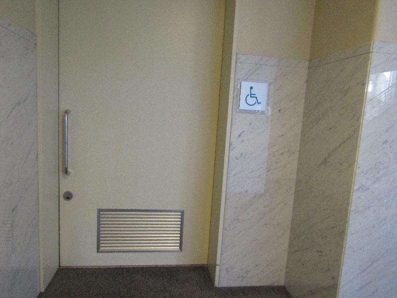 多機能トイレ入口（コンベンションホール1階）