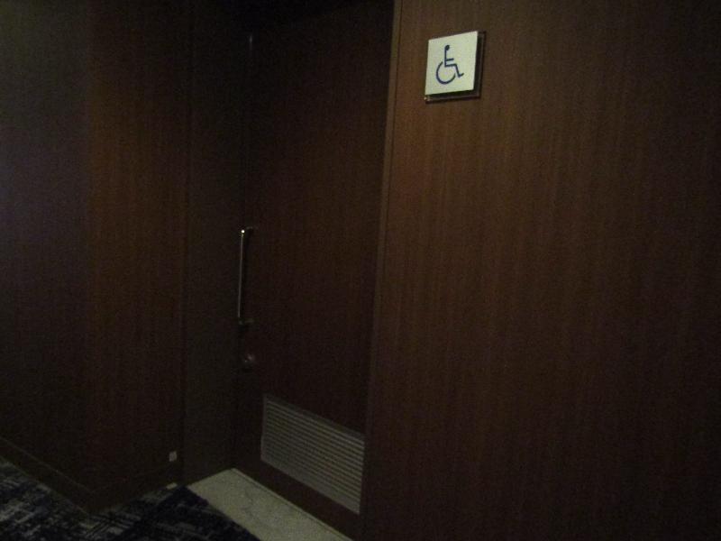 多機能トイレ入口（スカイラウンジ37階）