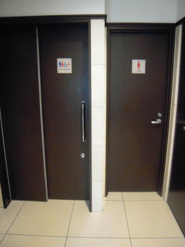 多機能トイレ入口（1階ロビー奥）