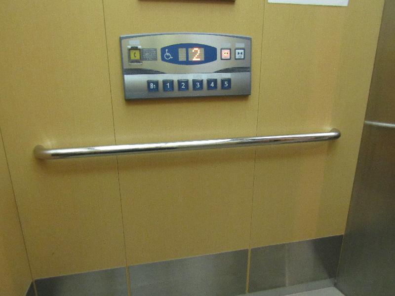 エレベーターボタン　手摺