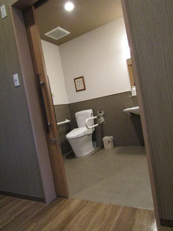 多機能トイレ入口（1階フロント横）