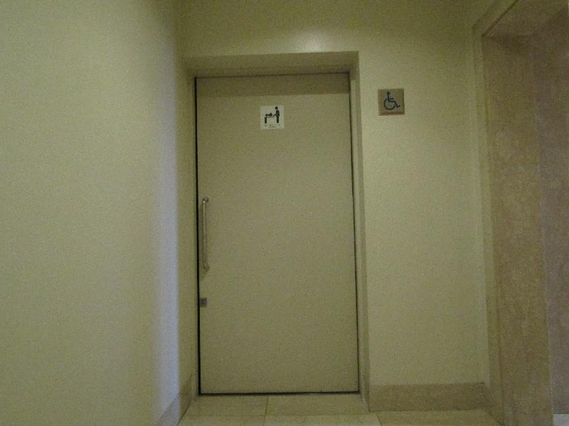 多機能トイレ入口（1階）