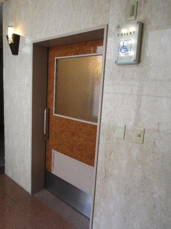 多機能トイレ入口（2階）