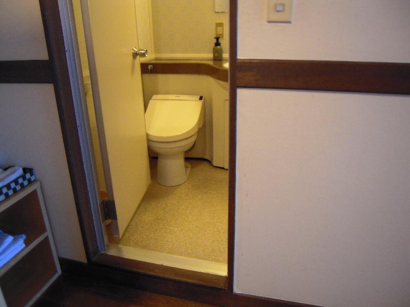 バストイレ入口（一般客室　トリプルルーム）