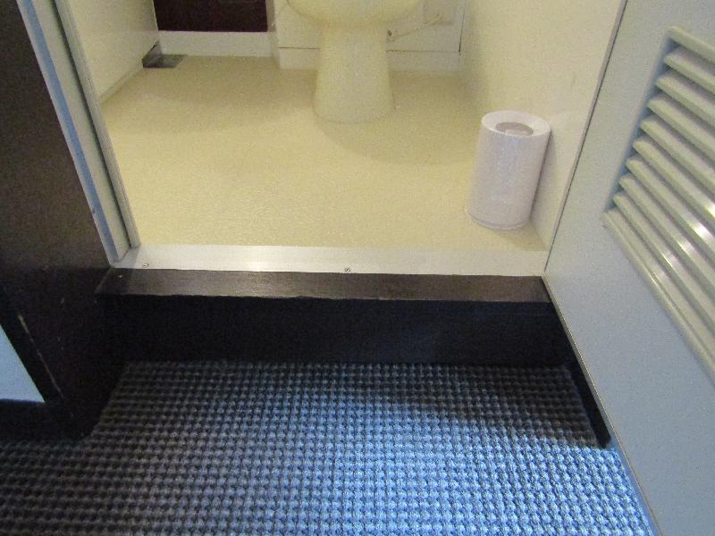 バストイレ入口（一般客室ツイン）