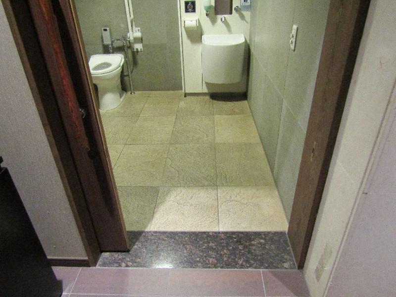 多機能トイレ入口（1階）