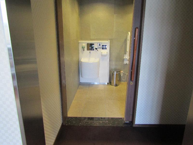 多機能トイレ入口（2階）