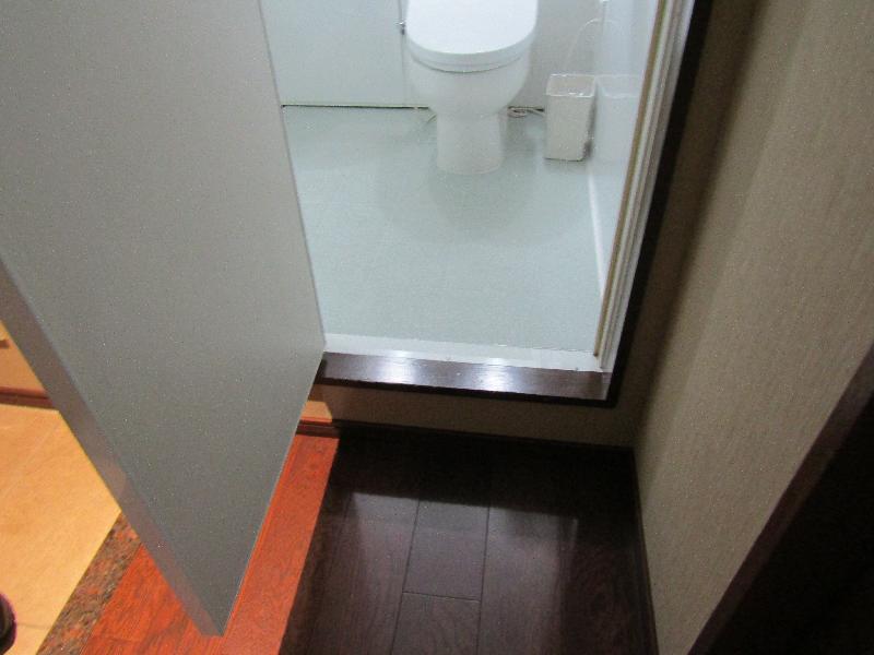 バストイレ入口（一般客室　ツインルーム）