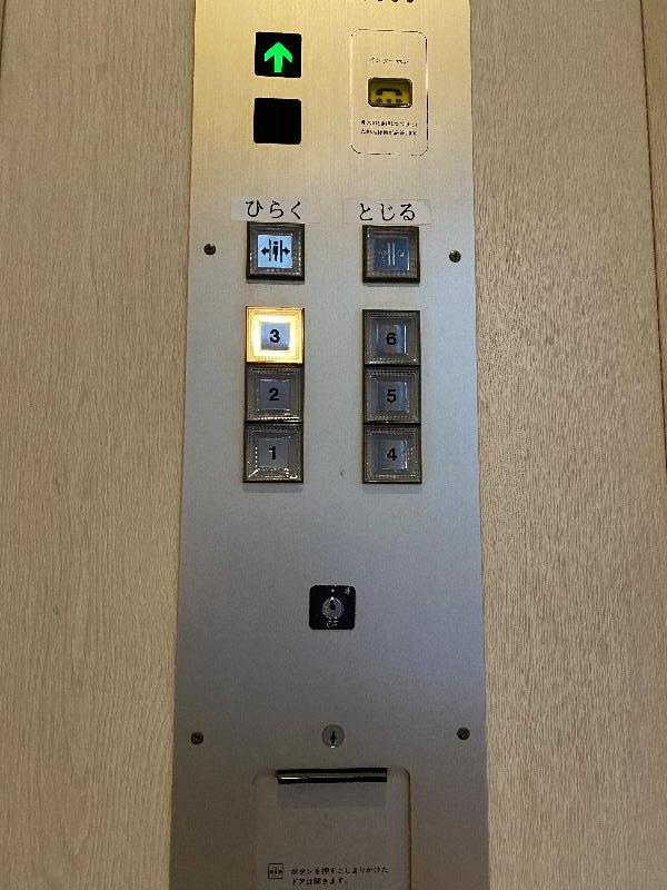 エレベーター内部ボタン
