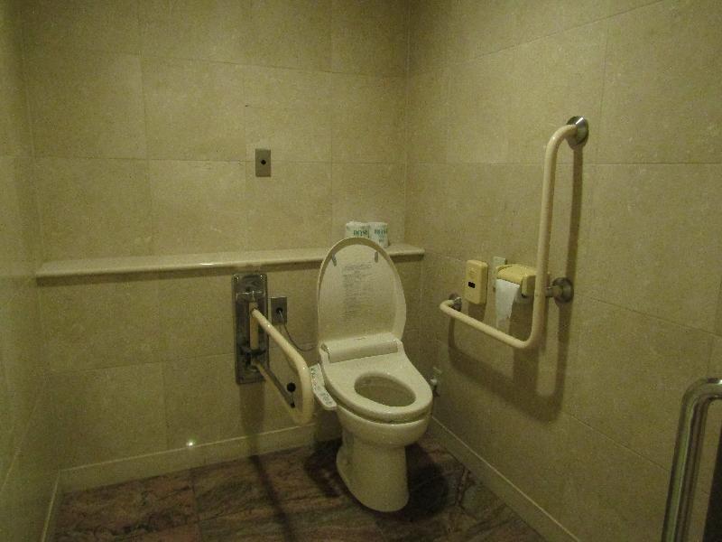多機能トイレ内部（1階フロント奥）