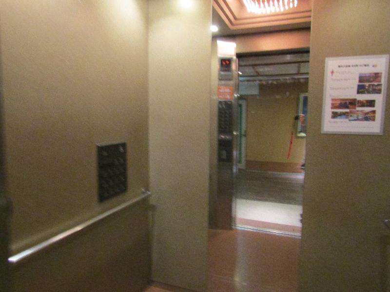 エレベーター内部（1階⇔各階）
