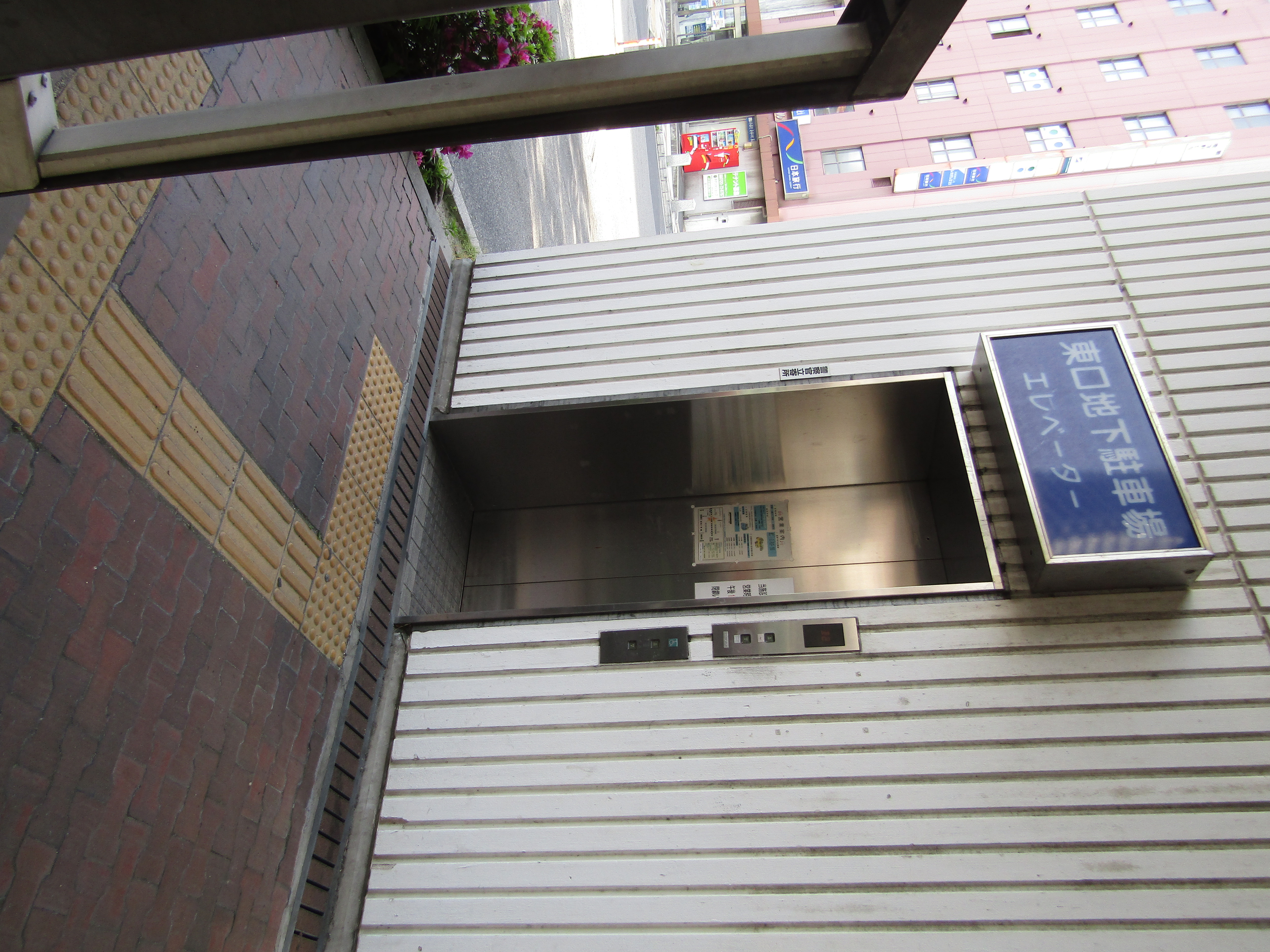 エレベーター（東口車いす乗降場所）