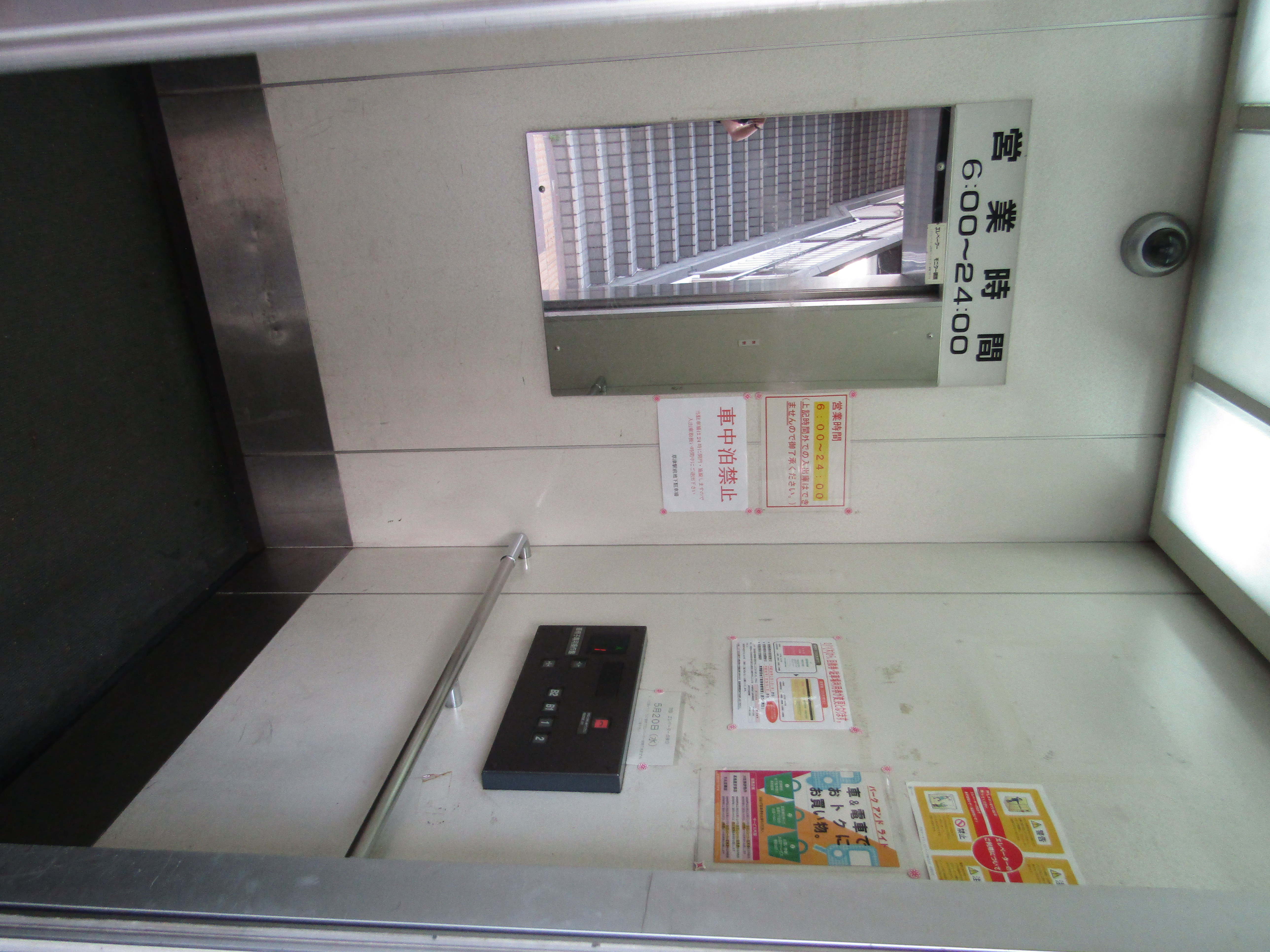 エレベーター内部（東口車いす乗降場所）