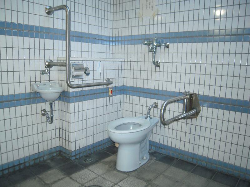 多機能トイレの内部（東口ロータリー）