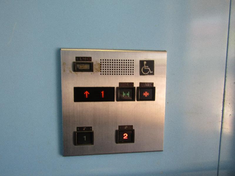 エレベーターボタン（南口）