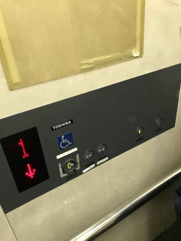 エレベーター操作盤（自由通路⇔東口ロータリー