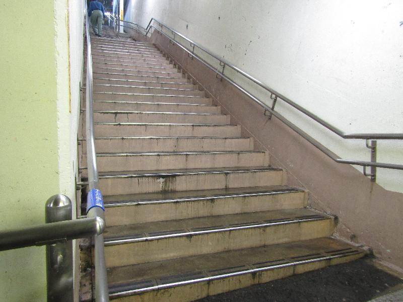 階段（自由通路⇔ホーム）