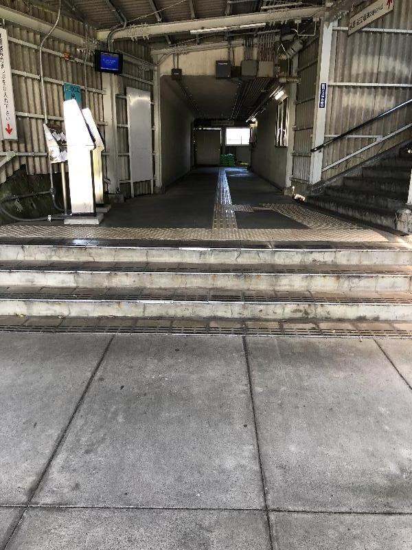 駅舎入口の階段