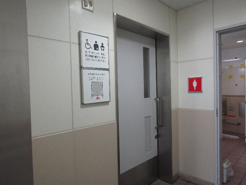 多機能トイレ（駅舎東口）