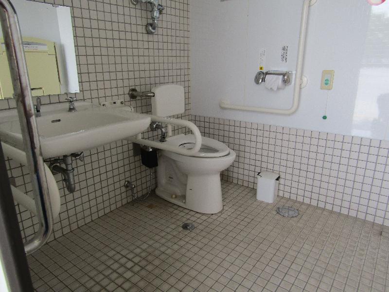 多機能トイレ内部（東口自転車置き場）