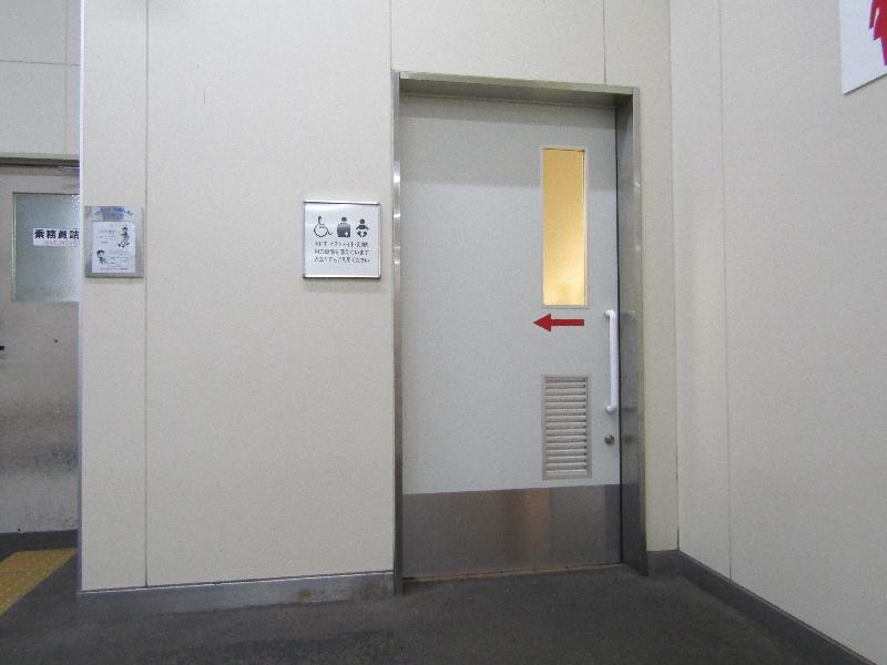 多機能トイレ入り口（改札内）