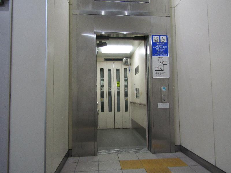 エレベーター内部（改札内⇔ホーム）