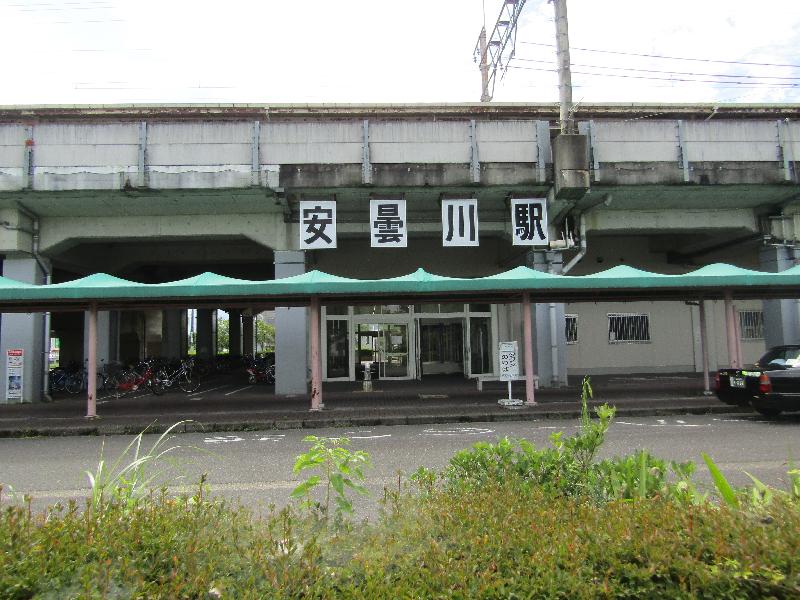 駅舎（東口）