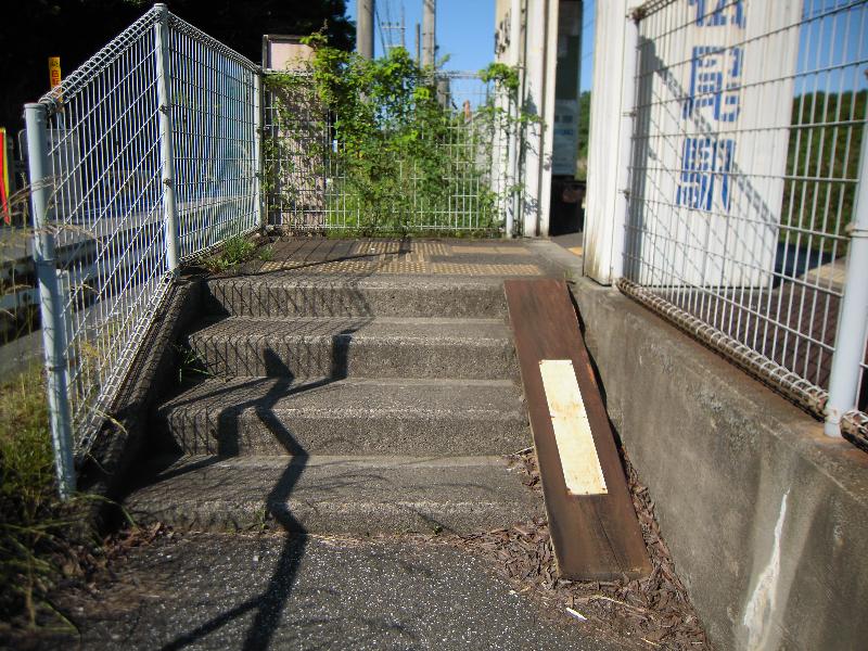 ホームへの階段（4段）