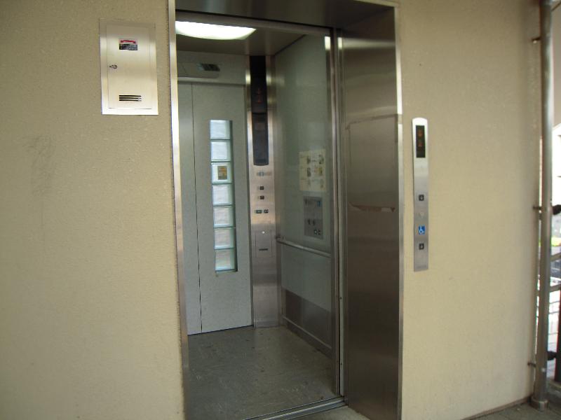 エレベーター（JR大津京駅への通路）