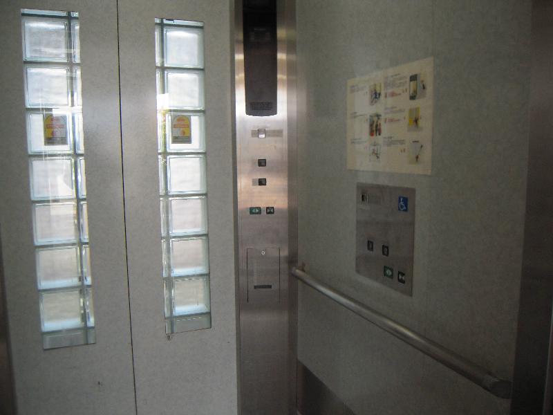 エレベーター内部（JR大津京駅への通路）