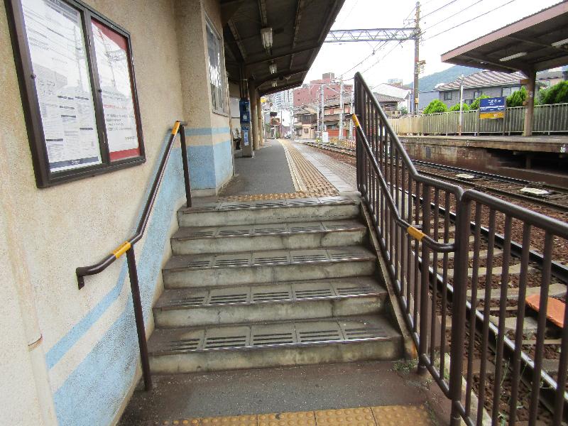 階段（石山方面ホーム⇔出入口）