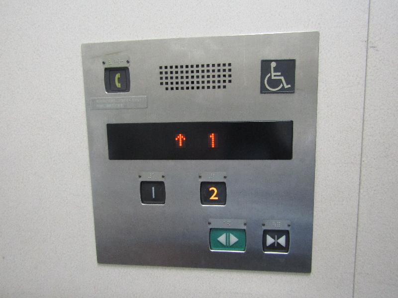 エレベーターボタン（西口）