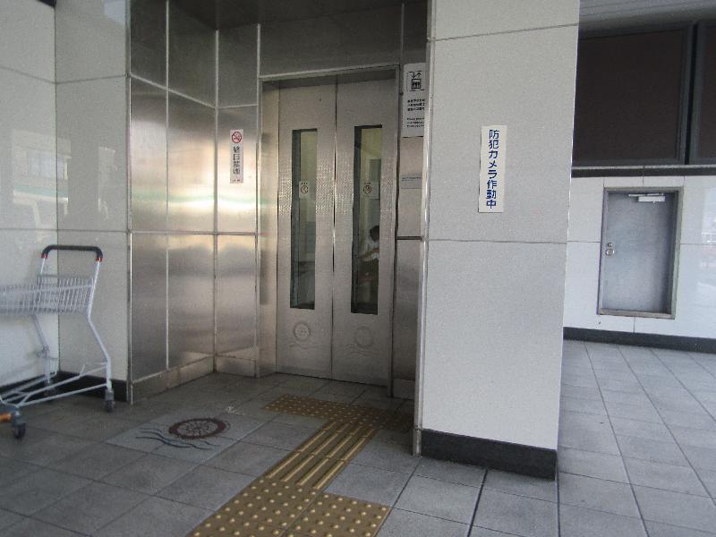 エレベーター（東口）