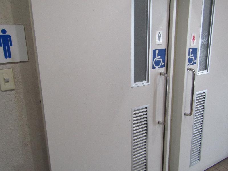 多機能トイレの入り口（浜大津市営駐車場)