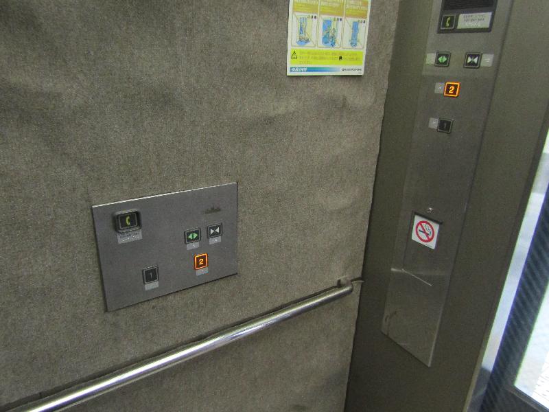 エレベータ―ボタン（2階改札外⇔タクシー乗り場）