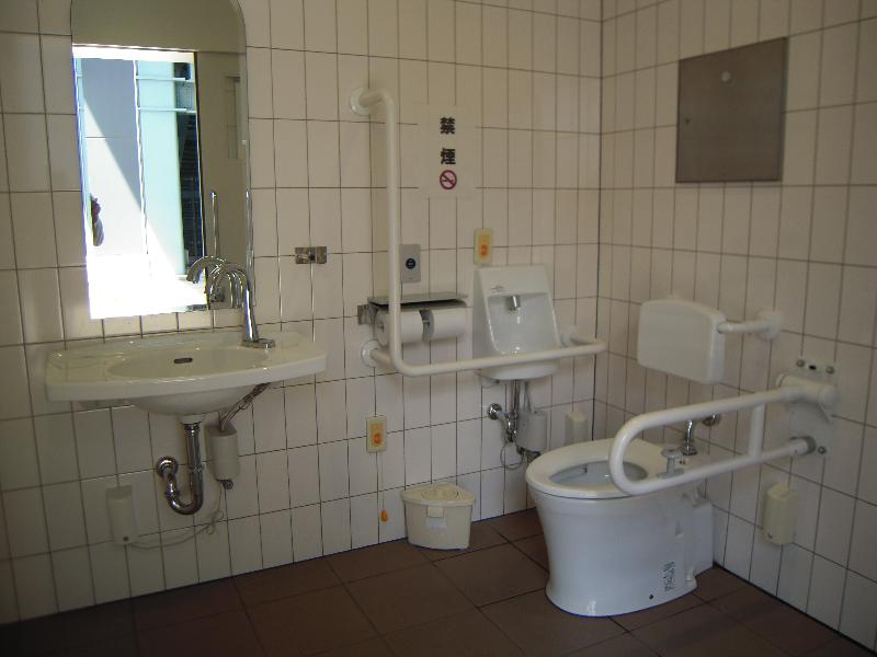 多機能トイレの内部（北口ロータリー）