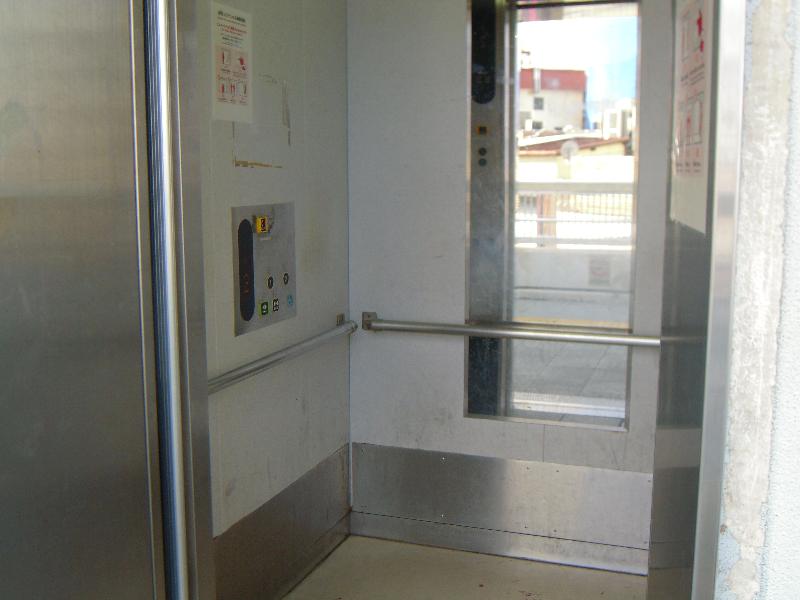 エレベーター内部（北口⇔2階改札外）