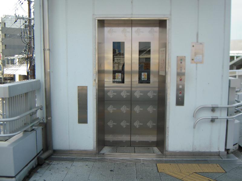 エレベーター入口（南口自由通路⇔1階南側）