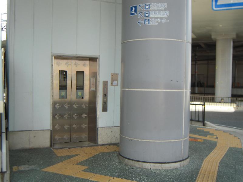 エレベーター（1階南側⇔南口自由通路）
