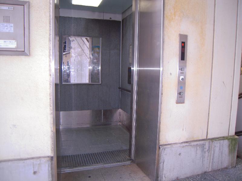 エレベーター内部（2階京阪電車側⇔1階南口）