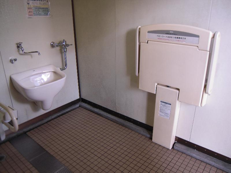 多機能トイレ内部②（1階南口京阪電車側）