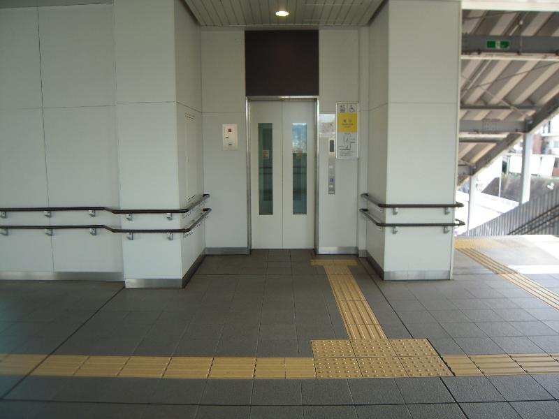 エレベーター入口（2階改札外⇔1階南口）