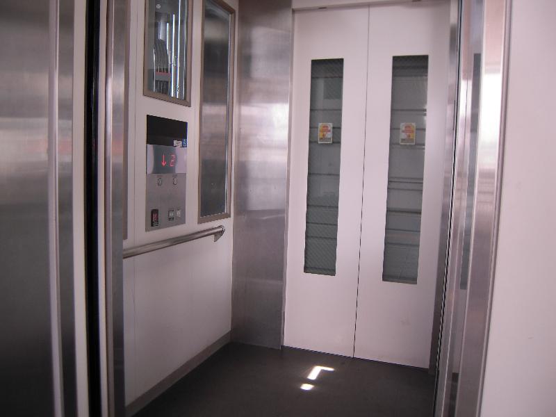 エレベーター内部（2階改札外⇔1階南口）
