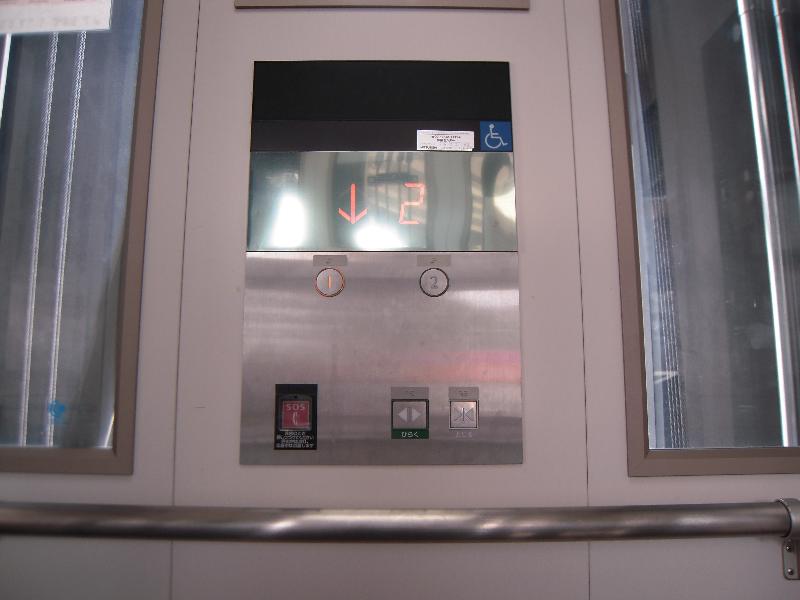 エレベーターボタン（2階改札外⇔1階南口）