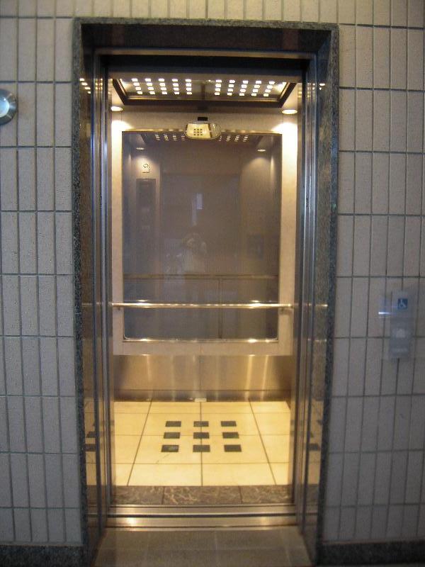 エレベーター内部（南口通路⇔ホテル）