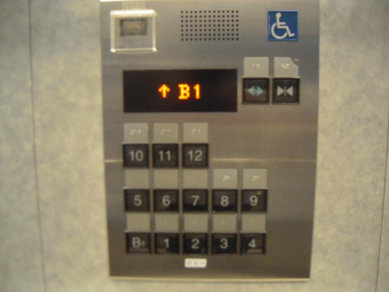 エレベーターボタン（南口通路⇔ホテル）