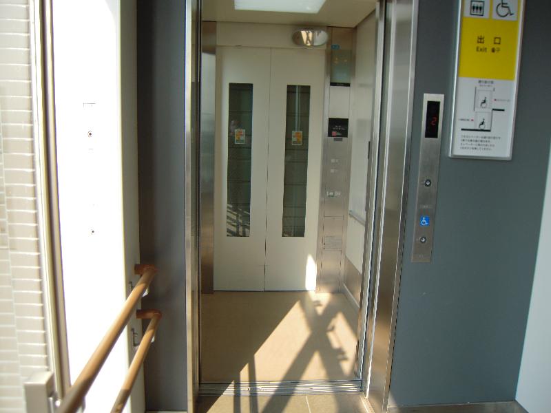 エレベーター内部（1階北口ロータリ―⇔2階改札外）