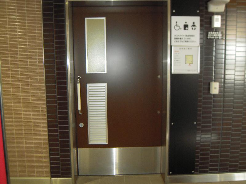 多機能トイレ入口（2階改札外）